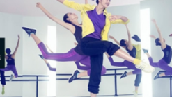 阿迪达斯(adidas) 全球顶级运动用品制造商，胜利的三条线